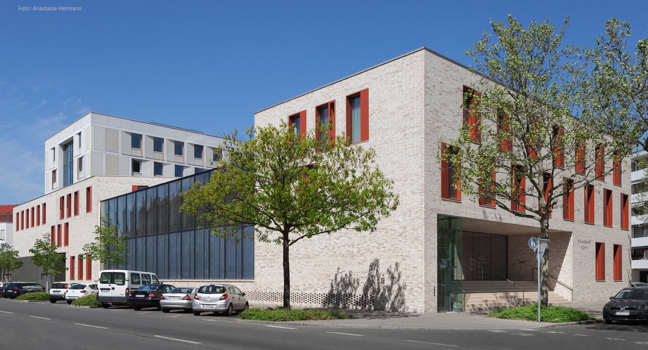 Das Bild zeigt das Finanzamt Fürth von außen